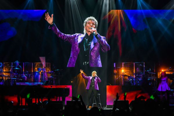 Did barry manilow write like a good neighbor state farm jingle snopes