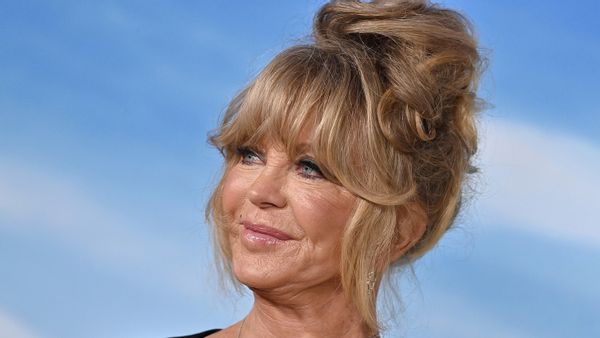 No, Actor Goldie Hawn is Not Dead | Snopes.com