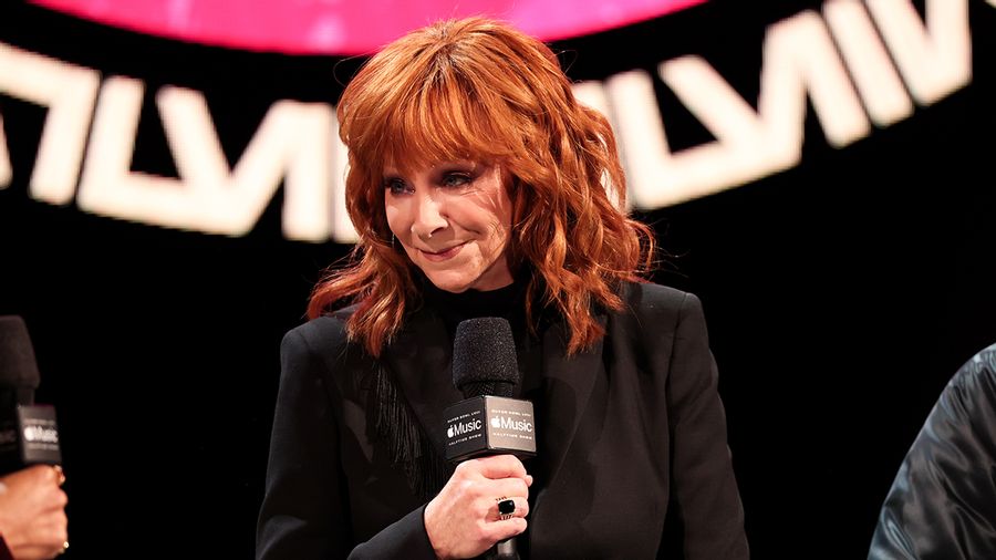 An online rumor said Reba McEntire was facing serious charges and asked for prayers regarding a lawsuit involving Martha MacCallum and Fox News.