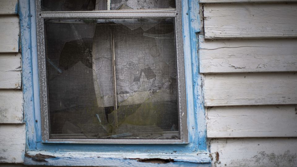 Do US Southerners Paint Porch Ceilings Blue To Ward Off Ghosts   Gettyimages 1203625538 