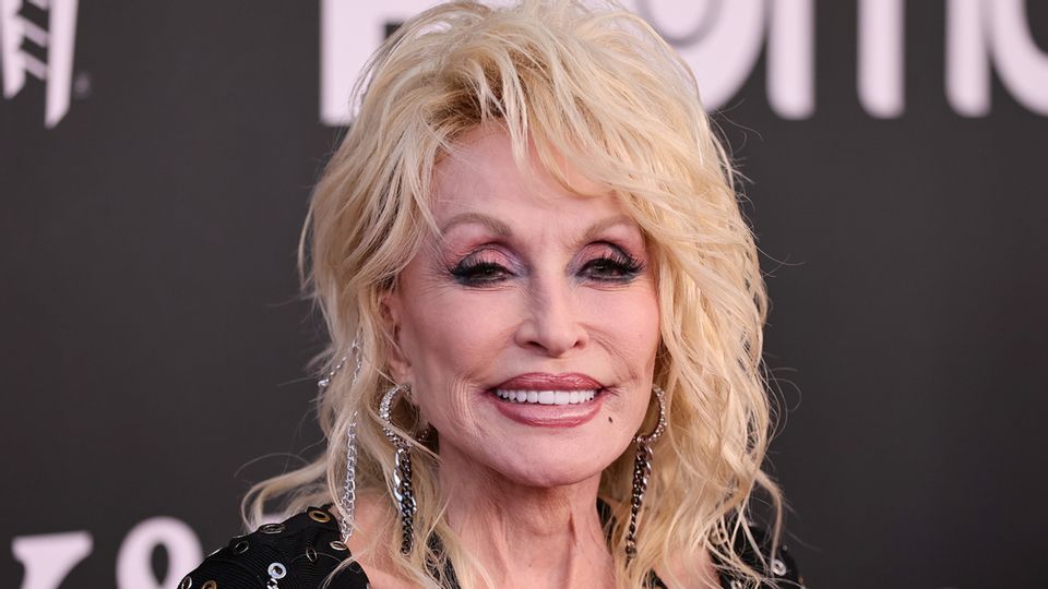 Dolly Parton Didn't Ask for Fire Victims' Donations, in Contrast with ...