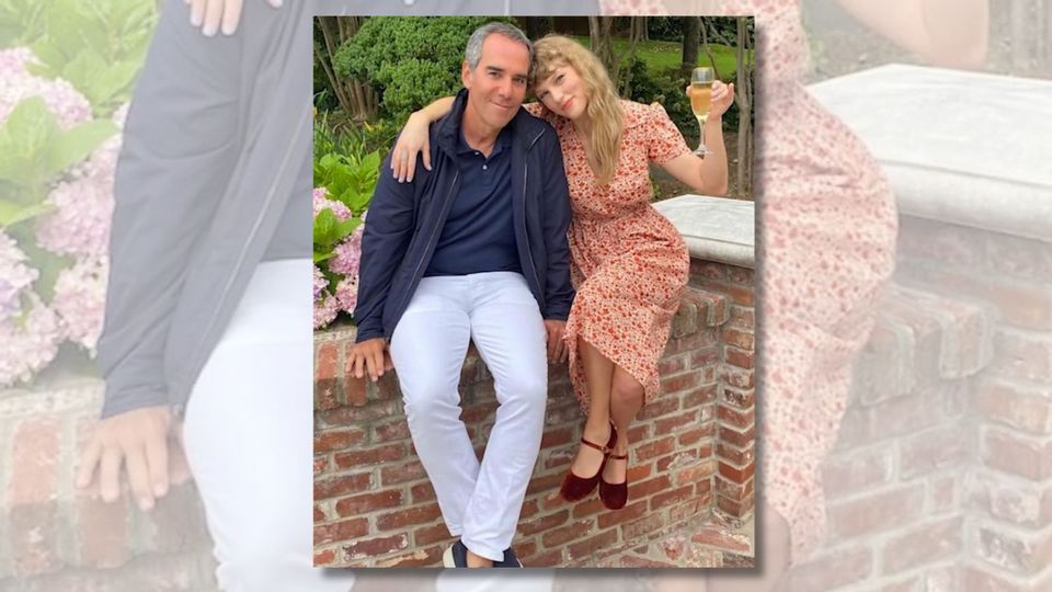 Does Photo Show Taylor Swift With Jeffrey Epstein